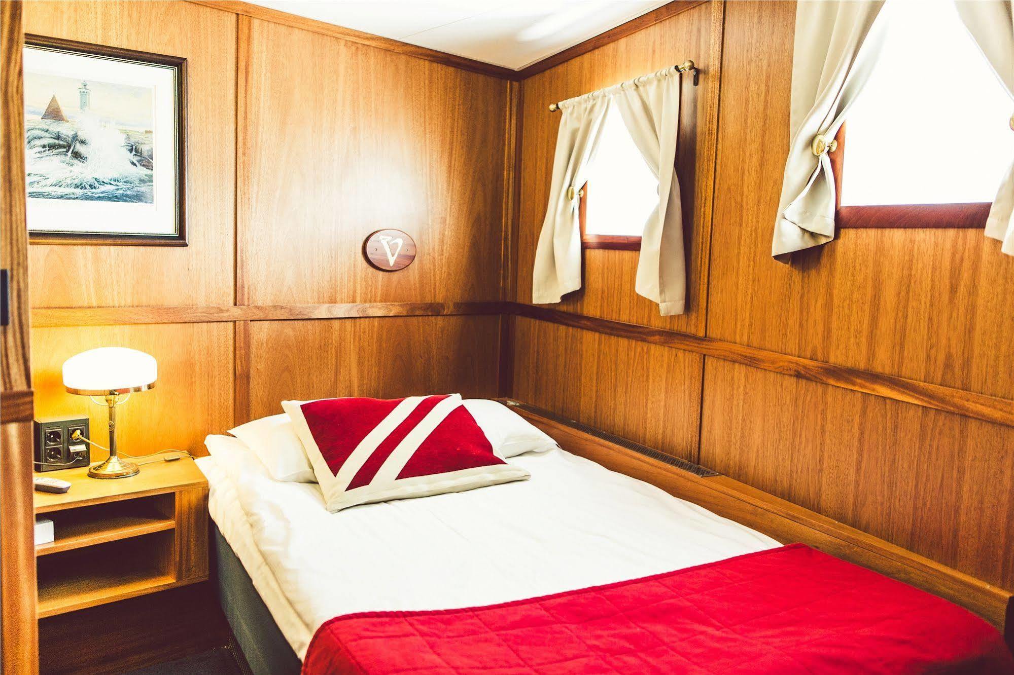 Barken Viking Botel 3*
