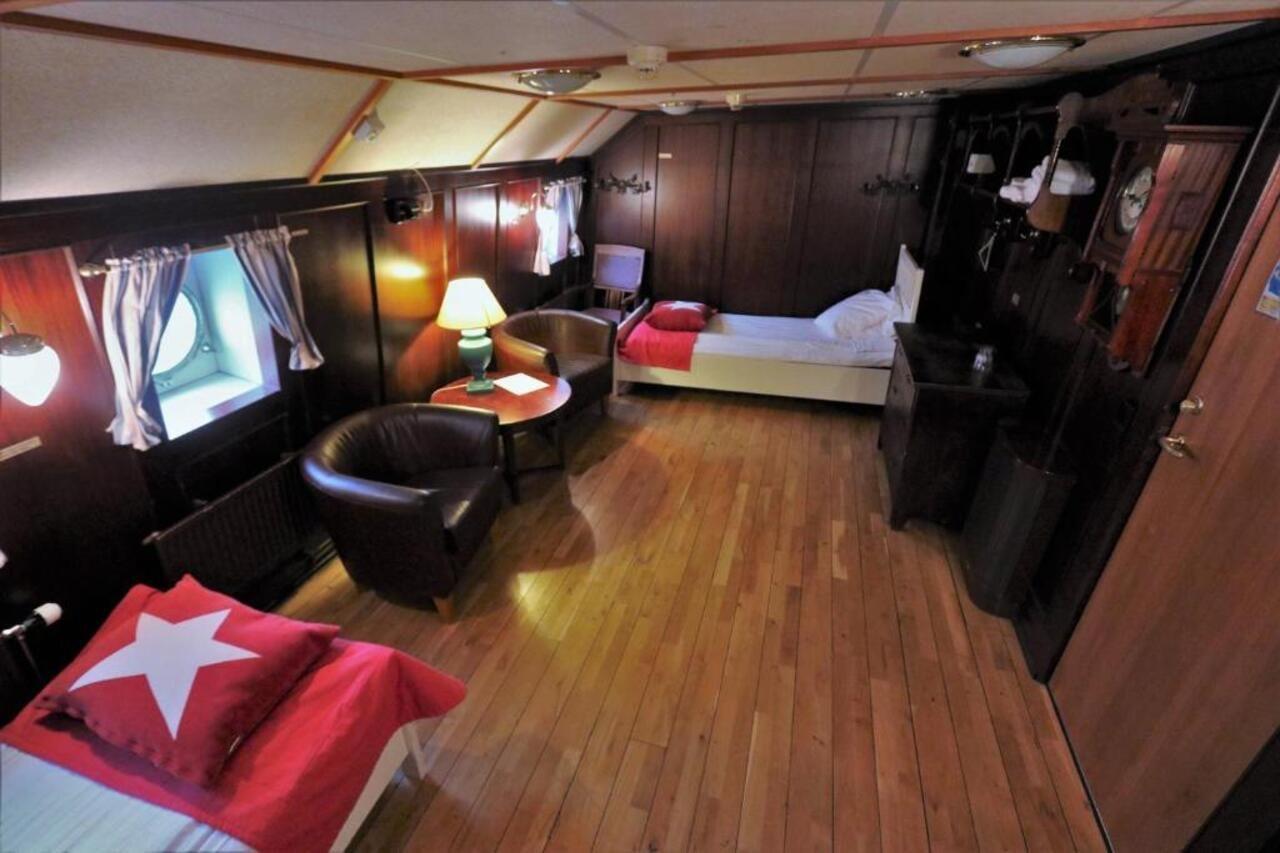 Barken Viking Båter 3*